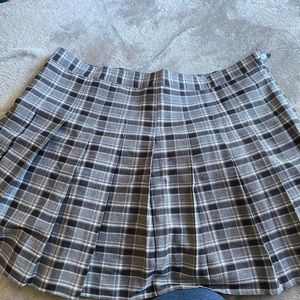 Grey plaid pleated skirt